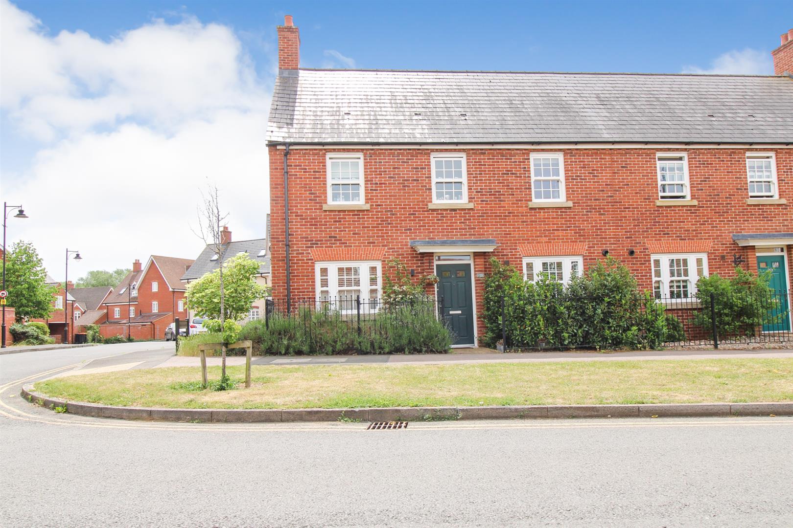 3 bed property in Greenkeepers Road, Bedford